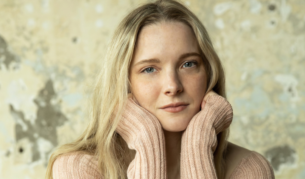 Актриса Морфидд Кларк в свитере