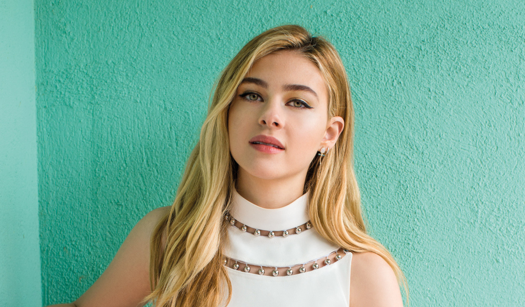 Актриса Никола Пельтц на голубом фоне