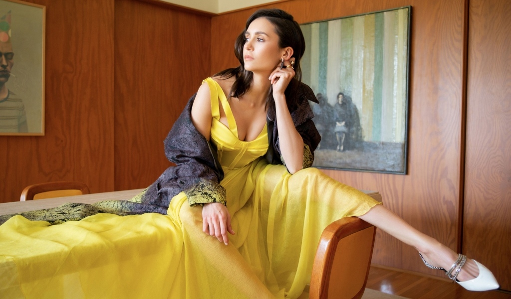 Актриса Нина Добрев в желтом платье