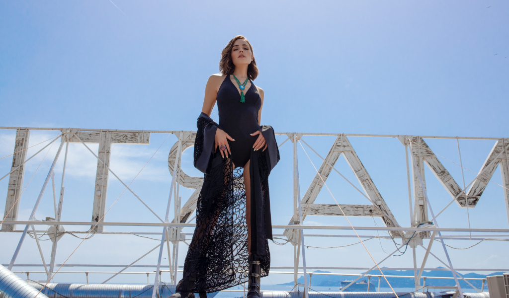 Актриса Оливия Калпо в черном купальнике