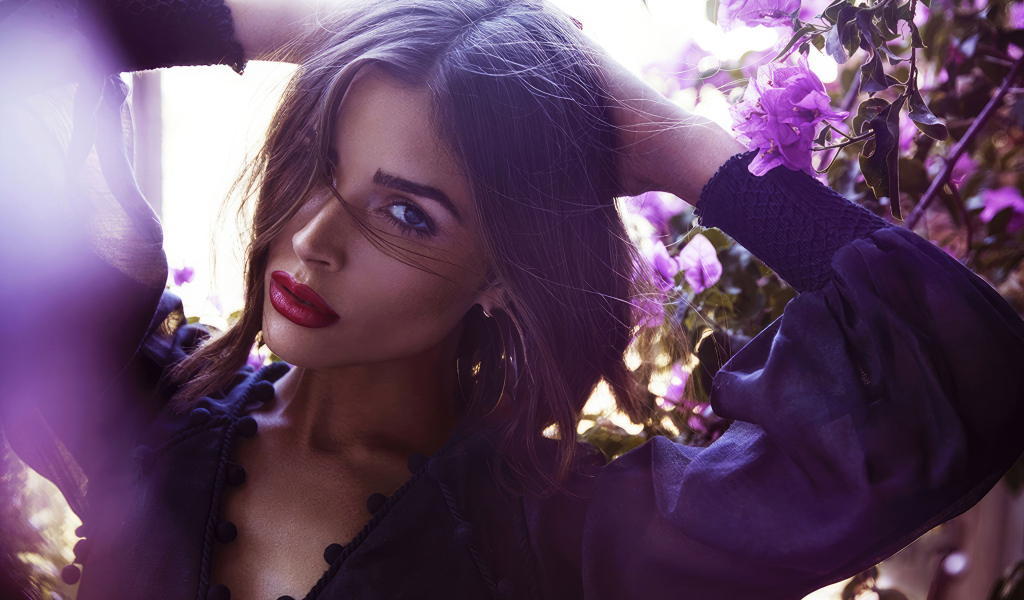 Актриса Оливия Калпо стоит у дерева