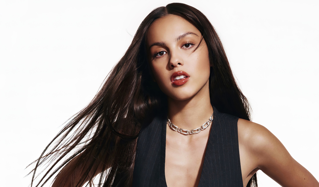 Актриса Оливия Родриго на белом фоне