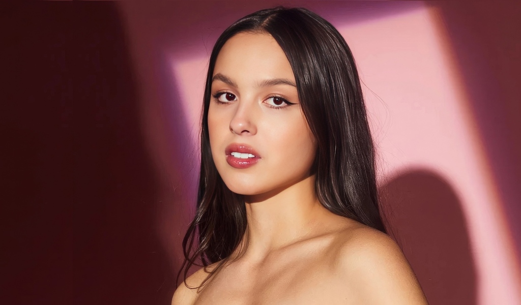 Актриса Оливия Родриго на розовом фоне