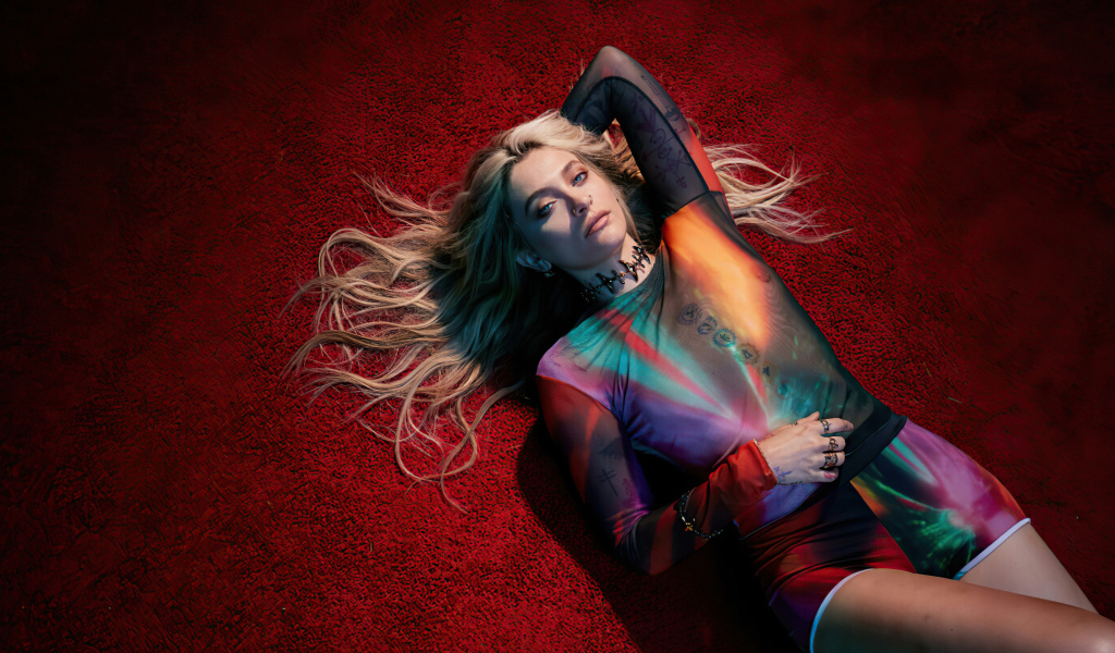 Актриса Пэрис Джексон лежит на красном полу