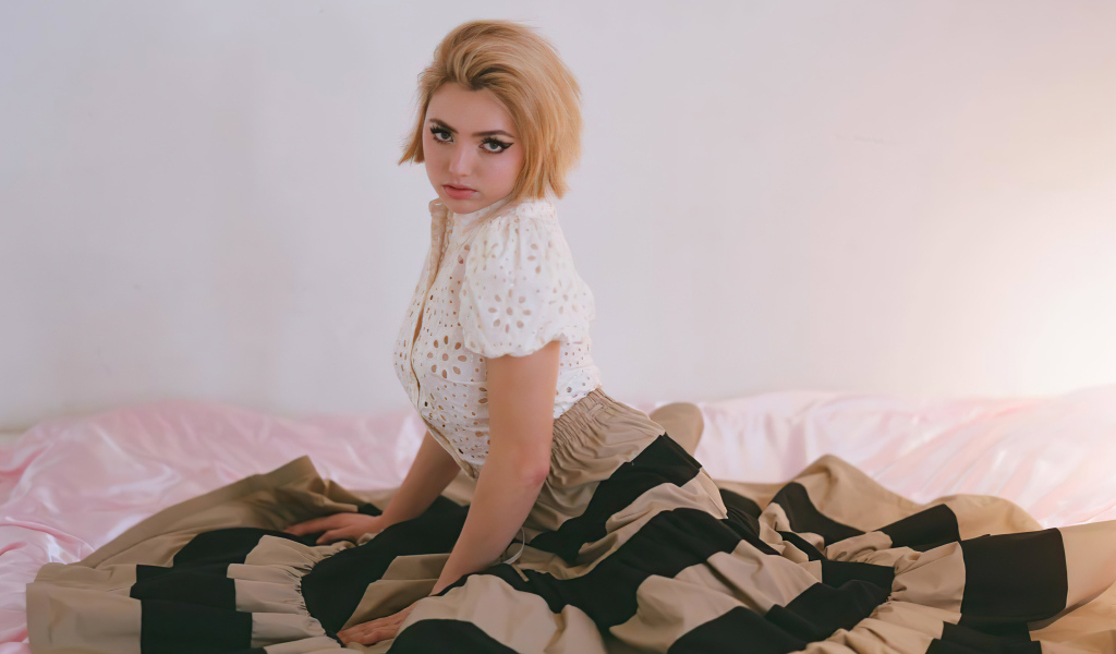 Актриса Пейтон Рой Лист сидит на кровати