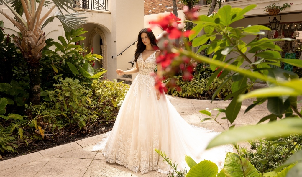 Актриса Рени Мерден в белом свадебном платье