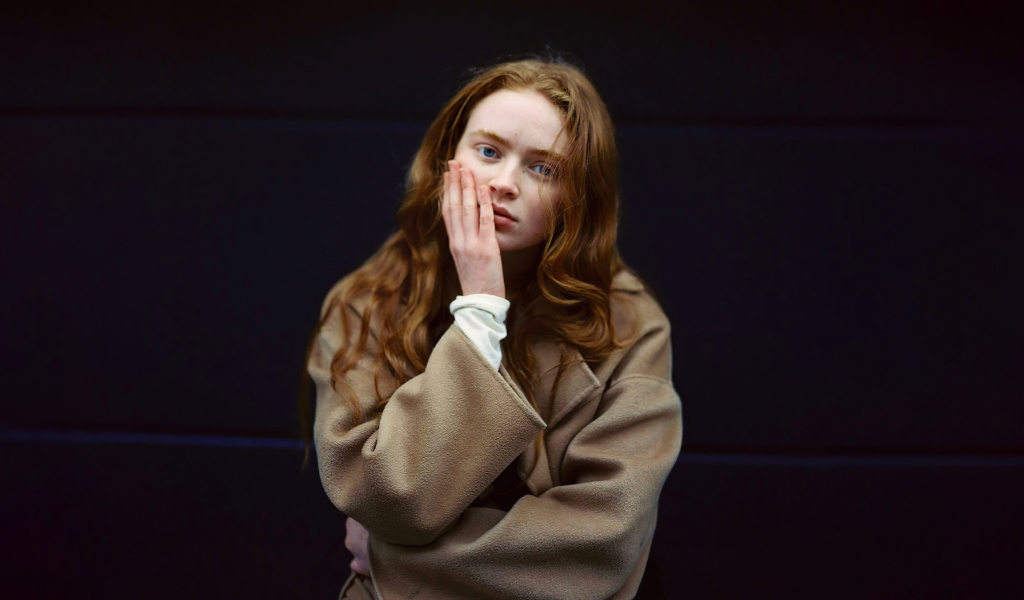 Актриса Сэди Синк на черном фоне