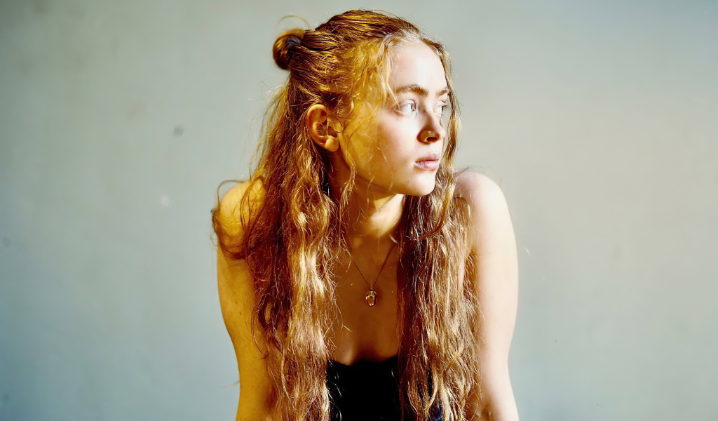 Актриса Сэди Синк на сером фоне