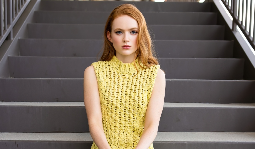 Актриса Сэди Синк сидит на ступеньках