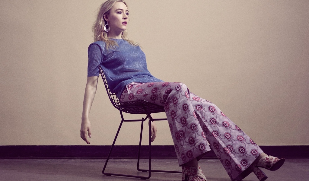 Актриса Сирша Ронан сидит на стуле