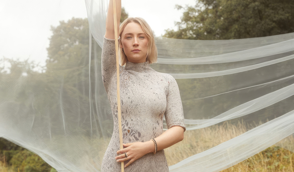 Актриса Сирша Ронан с белой тканью