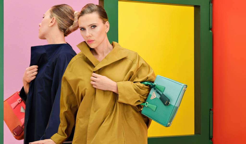 Актриса Скарлетт Йоханссон в пальто с сумкой Прада