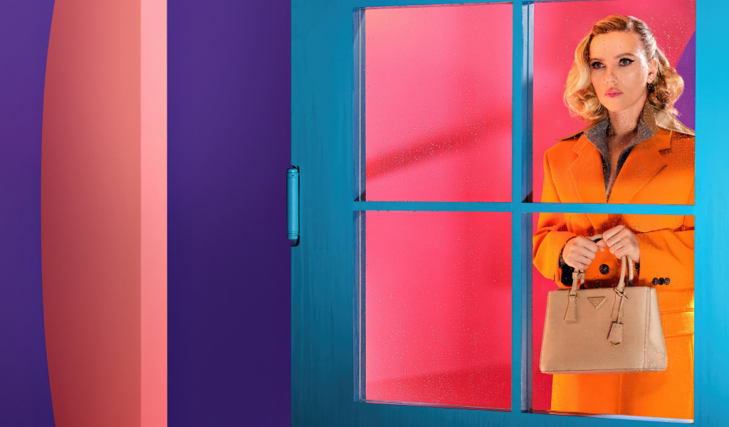 Актриса Скарлетт Йоханссон стоит у двери