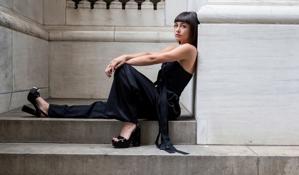 Актриса Сидни Чэндлер сидит на ступеньках