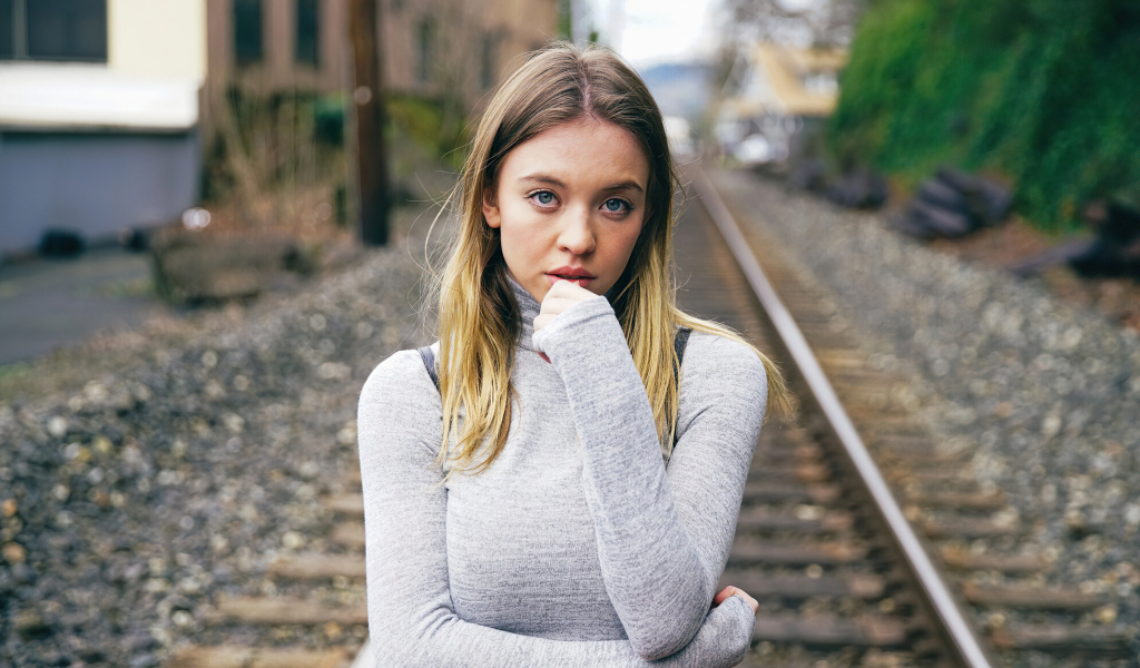 Актриса Сидни Суини стоит на рельсах