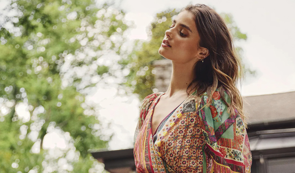 Актриса Тейлор Хилл в платье