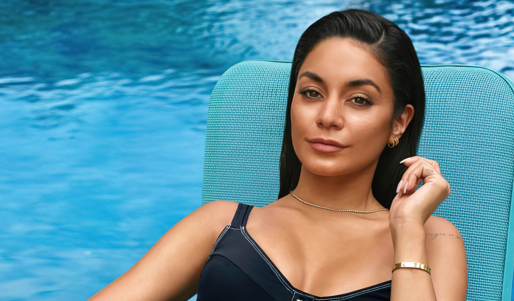 Актриса Ванесса Хадженс сидит у бассейна