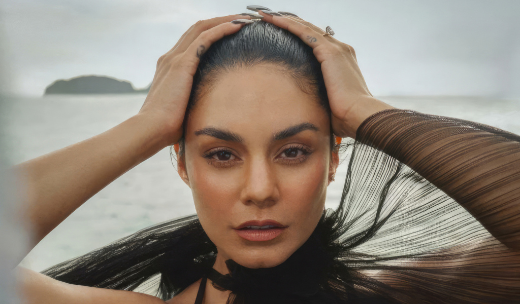 Актриса Ванесса Хадженс стоит в воде