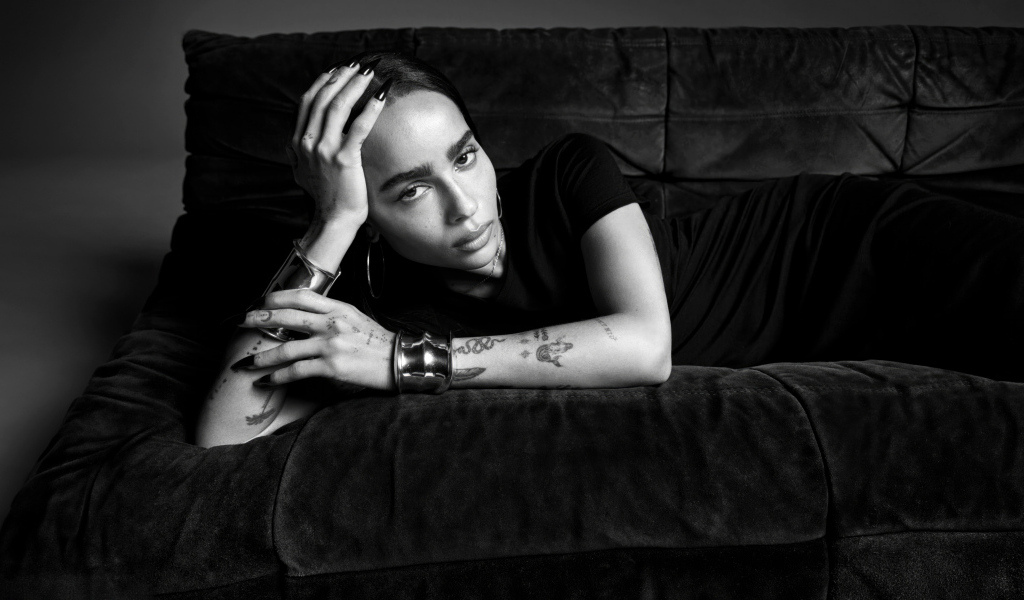 Актриса Зои Кравиц лежит на диване черно-белое фото