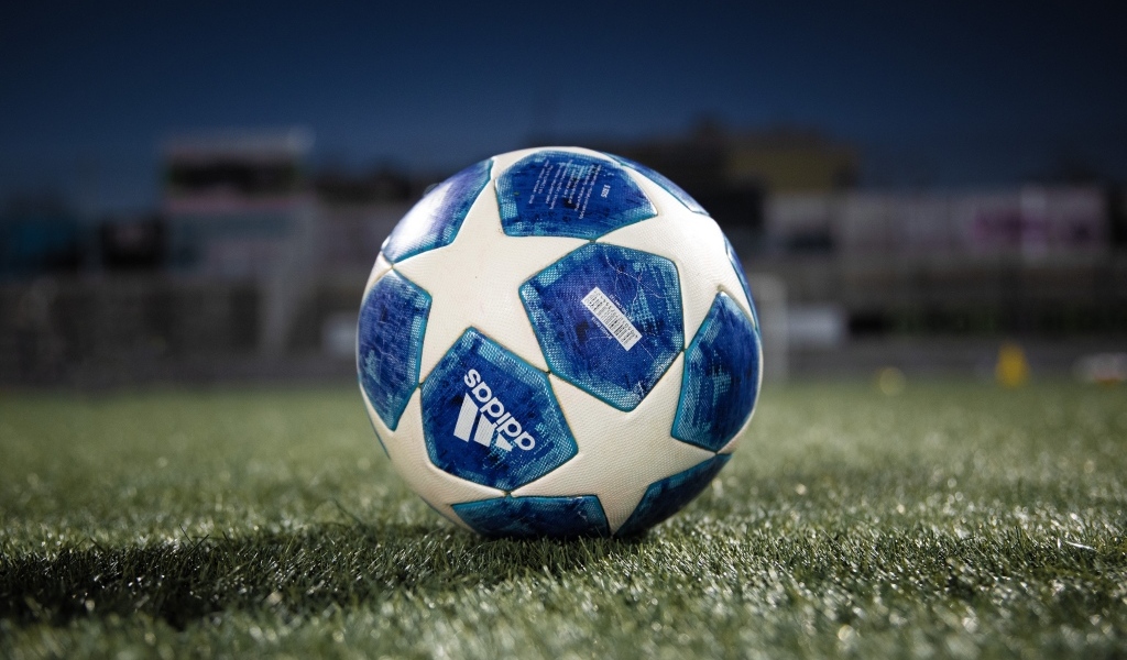 Футбольный мяч адидас на поле