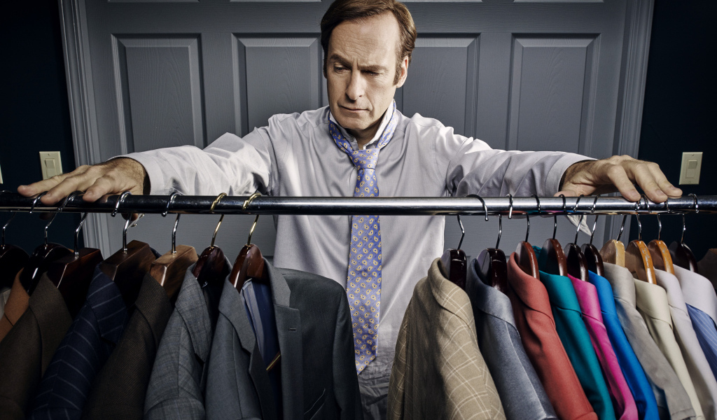 Американский актер Боб Оденкёрк выбирает костюм