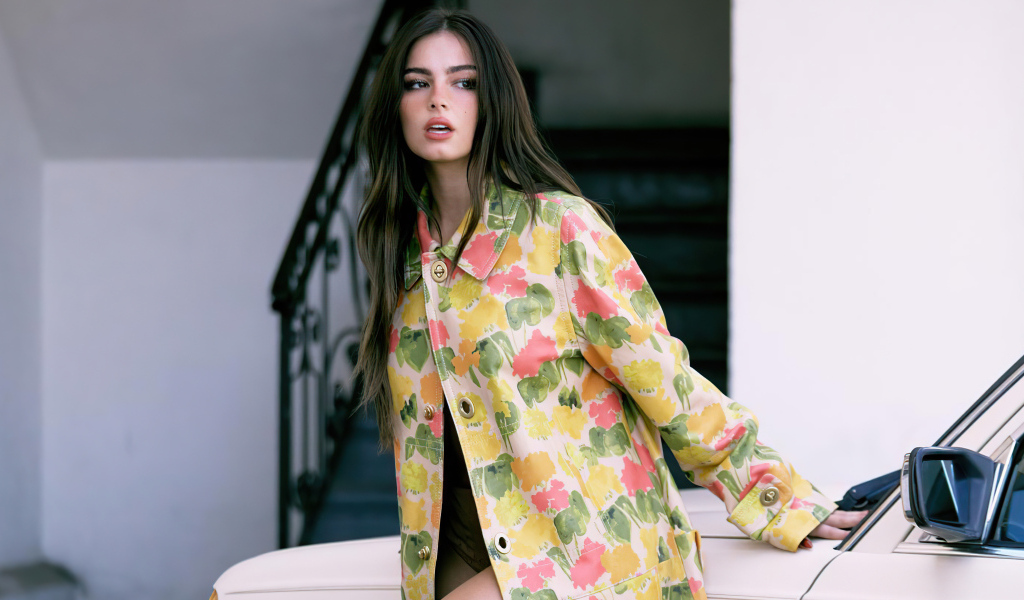 Американская актриса Эддисон Рэй стоит у автомобиля