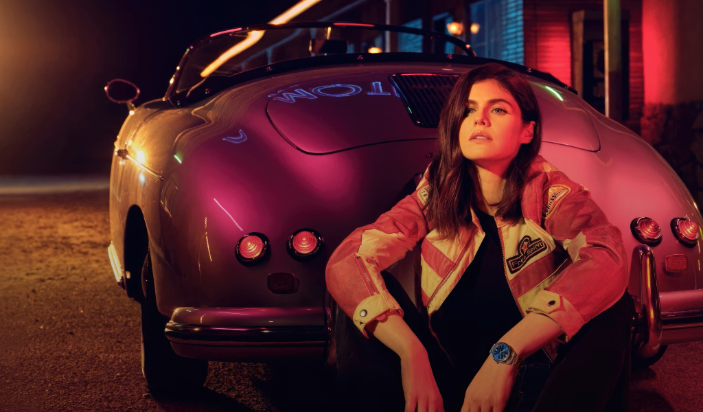 Американская актриса Александра Даддарио сидит у автомобиля