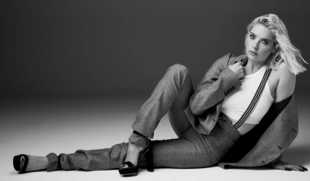 Американская актриса Эшли Бенсон в костюме лежит на полу