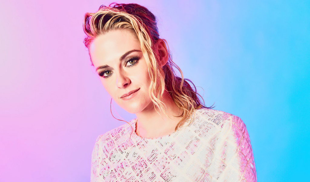 Американская актриса Кристен Стюарт в розовом платье