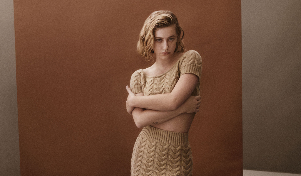 Американская актриса Лили Рейнхарт в вязаном костюме