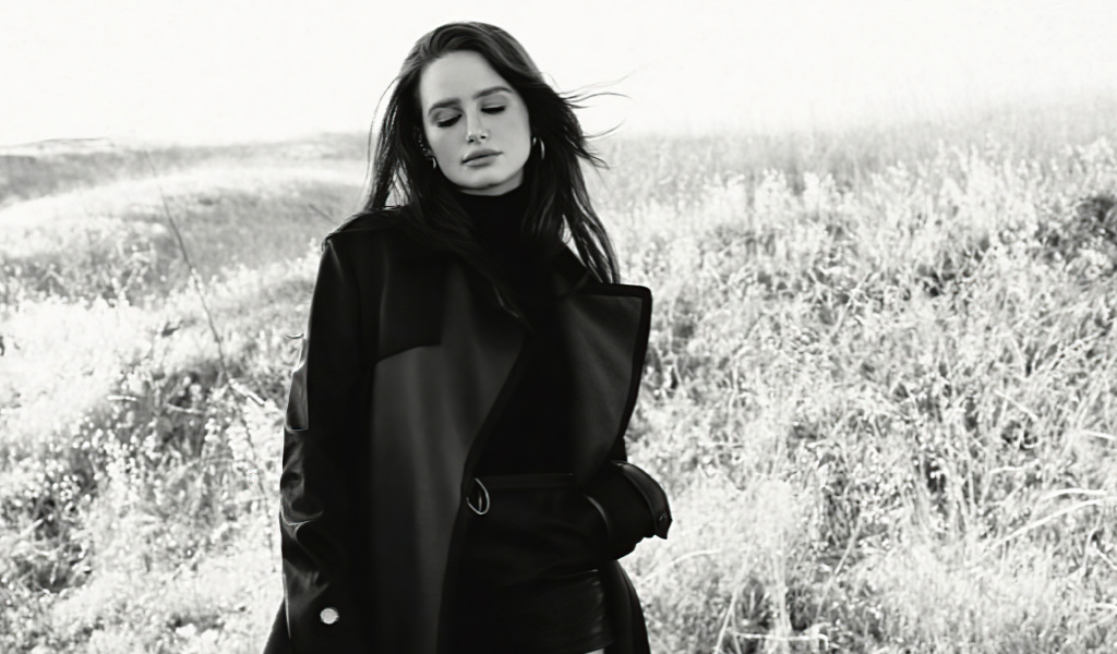 Американская актриса Мэделин Петш в черном пальто