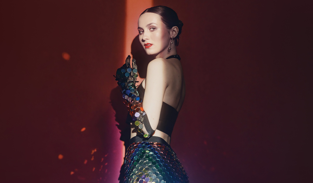 Американская актриса Мод Апатоу в ярком платье