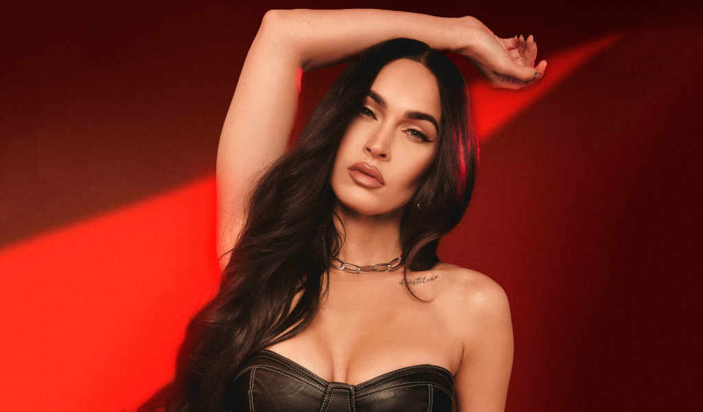 Американская актриса  Меган Фокс на красном фоне