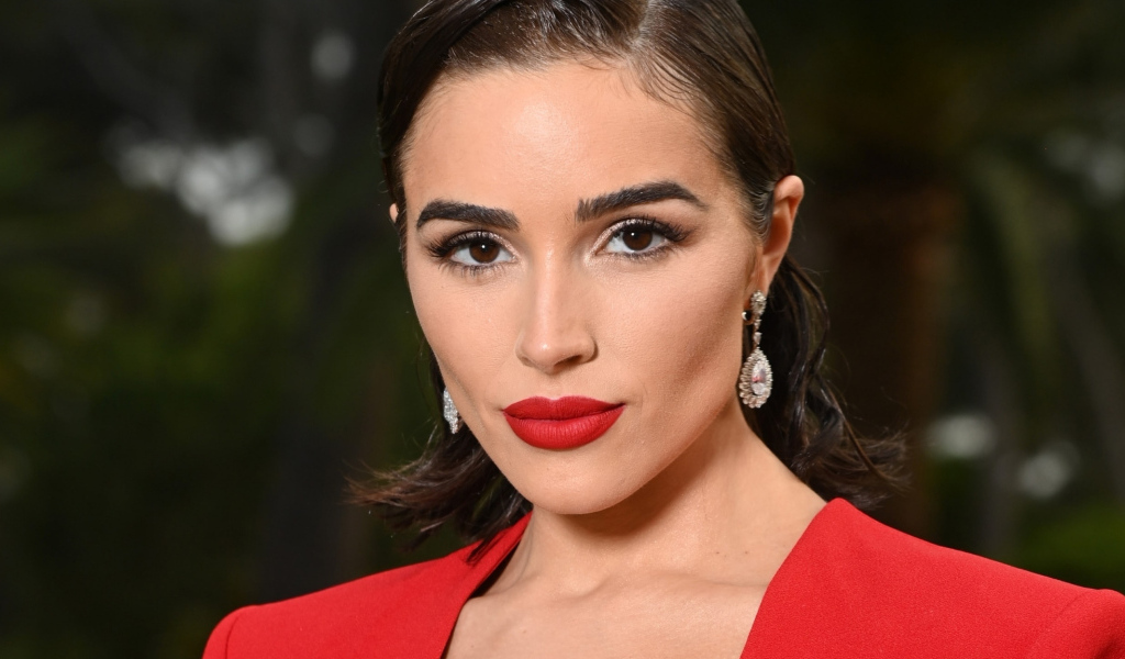 Американская актриса Оливия Калпо в красном наряде