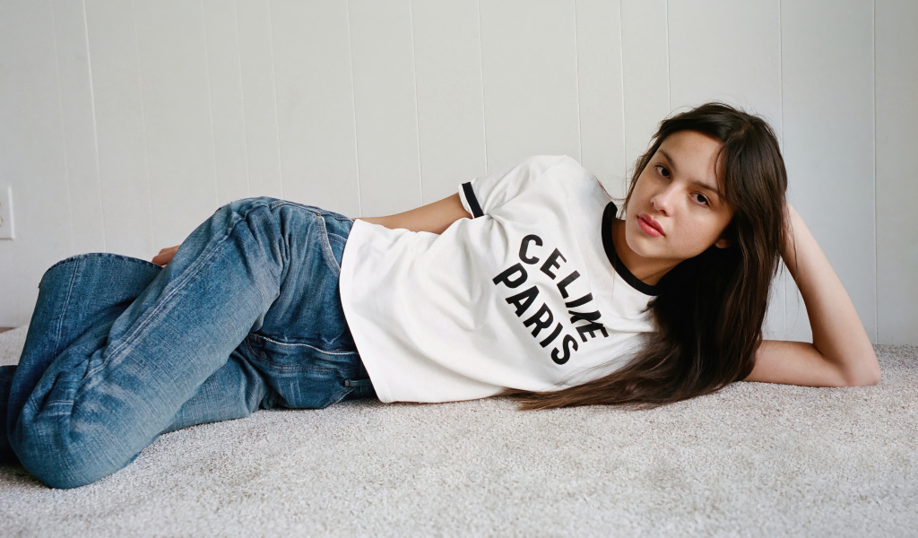 Американская актриса Оливия Родриго в голубых джинсах