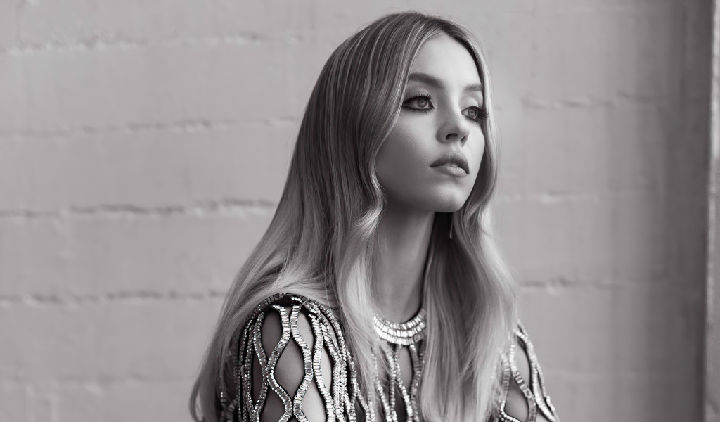 Американская актриса Сидни Суини черное-белое фото