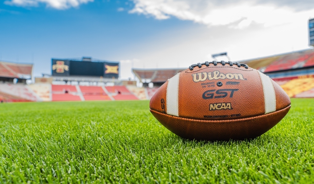 Мяч для американского футбола на поле