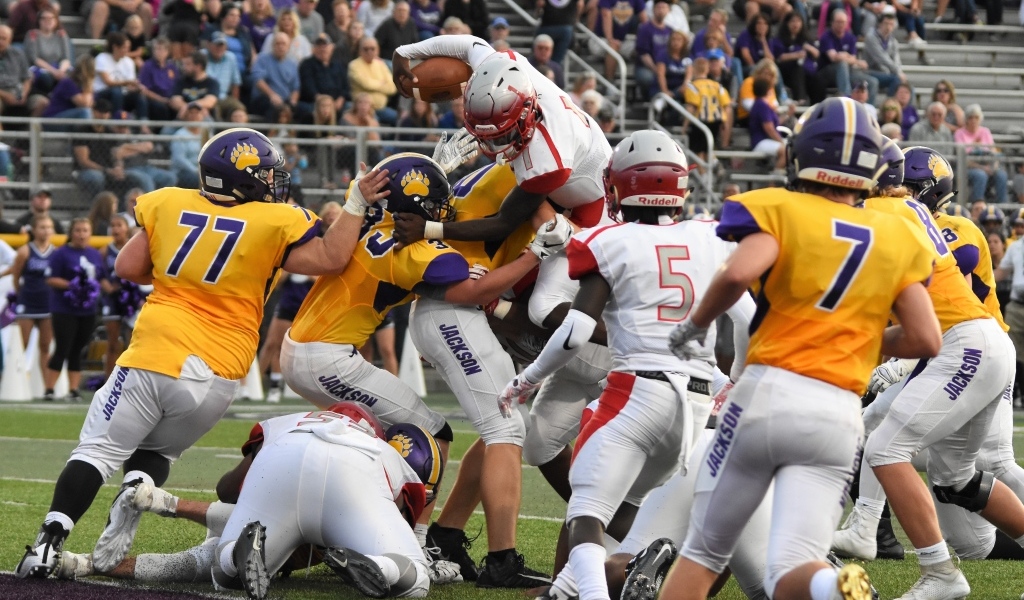 Игроки в американский футбол на поле