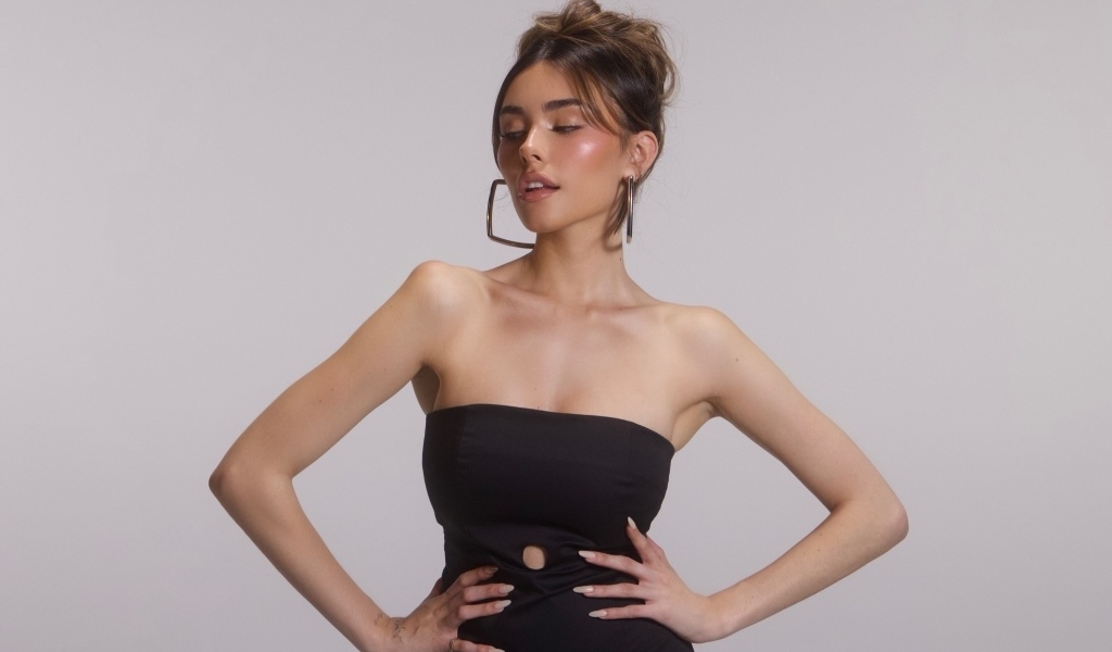 Американская певица Мэдисон Бир в черном платье