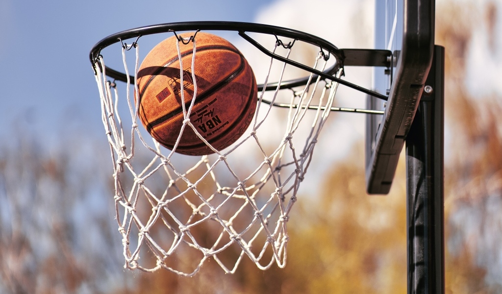 Баскетбольный мяч попал в кольцо