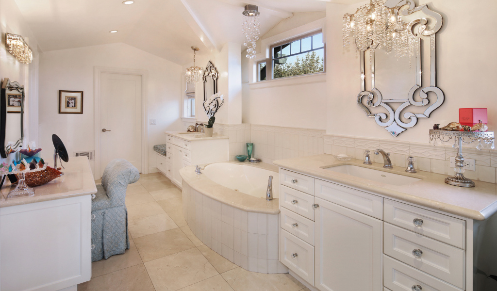 Ванная комната с белой мебелью и зеркалом