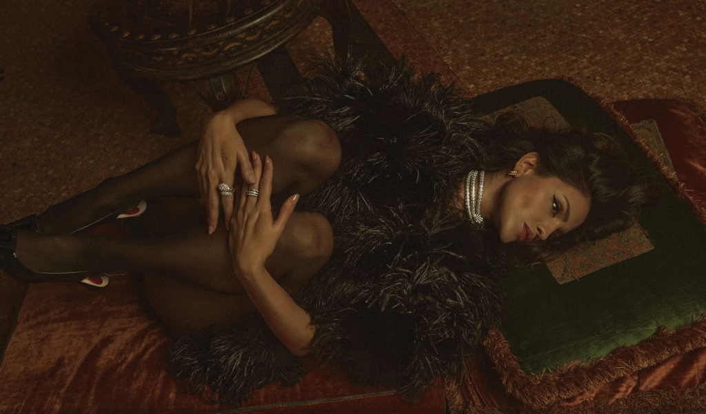 Красивая актриса Эйса Гонсалес лежит на полу