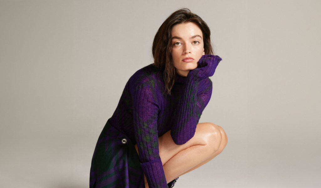 Красивая актриса Эмма Маки в свитере