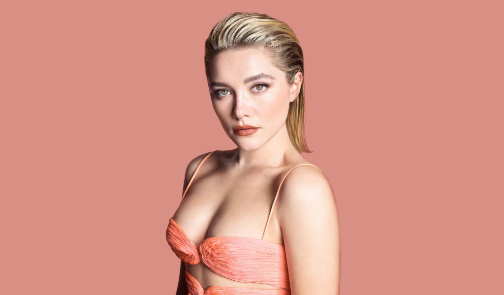 Красивая актриса Флоренс Пью на розовом фоне