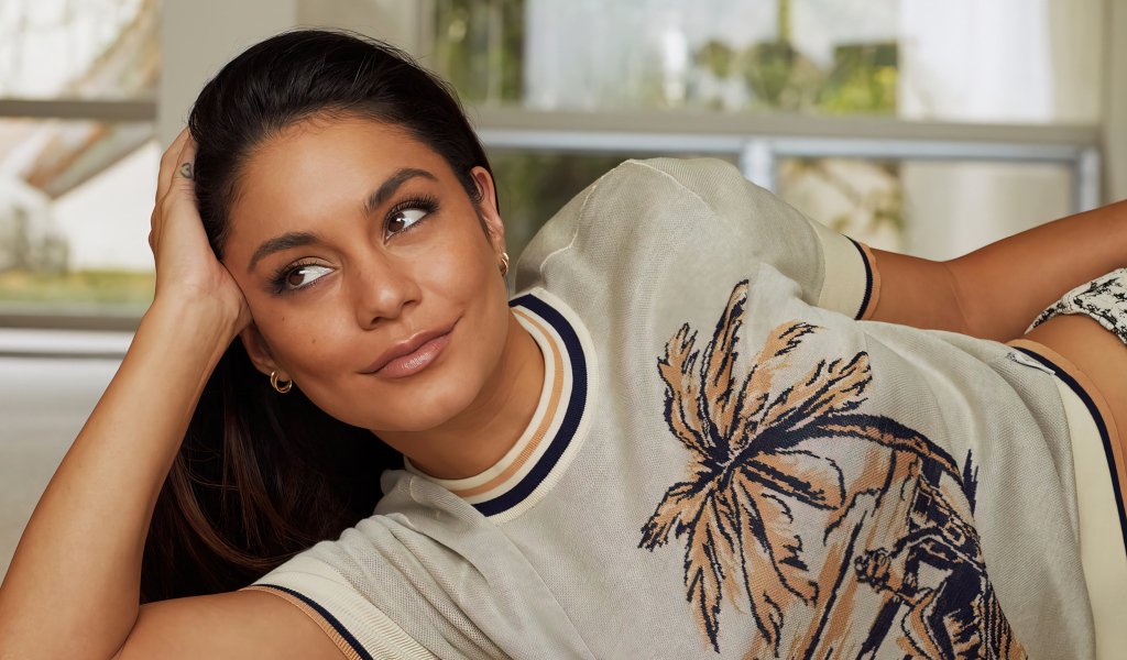 Красивая актриса Ванесса Хадженс лежит на кровати