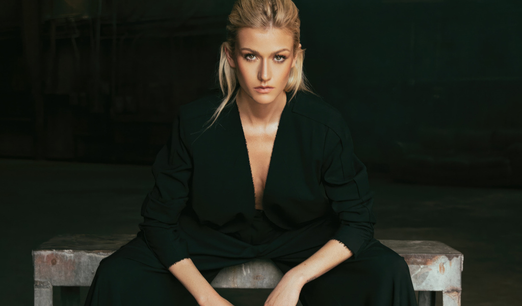 Красивая блондинка  актриса Кэтрин Макнамара в черном костюме