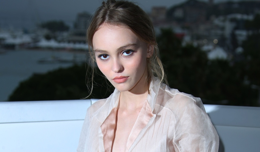 Красивая кареглазая девушка Лили-Роуз Мелоди Депп