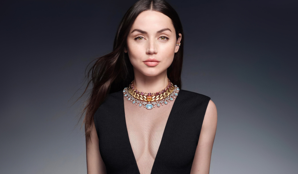 Красивое украшение на шее актрисы Ана де Армас