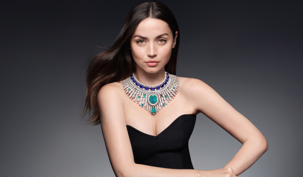 Красивое дорогое украшение на шее актрисы Ана де Армас