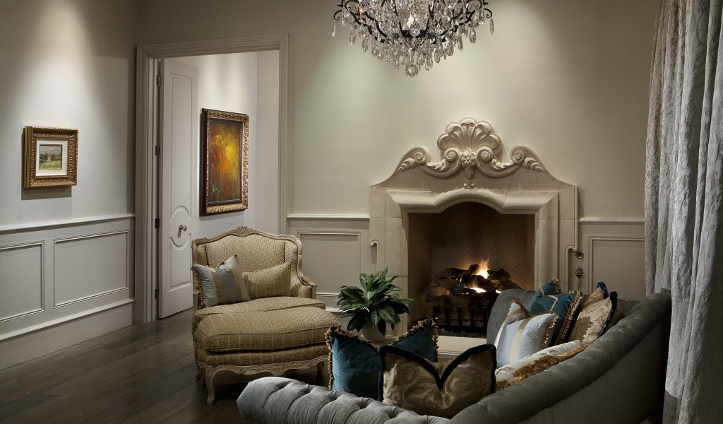 Красивый камин с креслами в гостиной